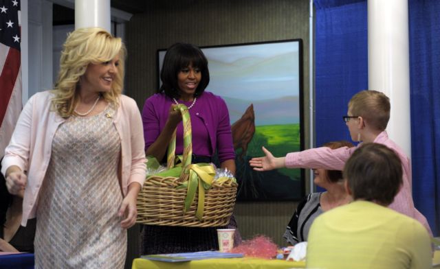 Κοσμοσυρροή στον κήπο του Λευκού Οίκου για τη γιορτή των πασχαλινών αυγών